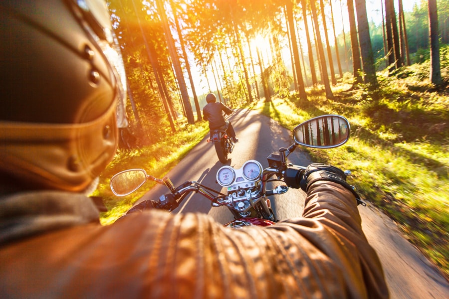 Okw / Motorrad - Rechtsanwalt in Kamen Zwei Motorradfahrer auf einer Waldstraße
