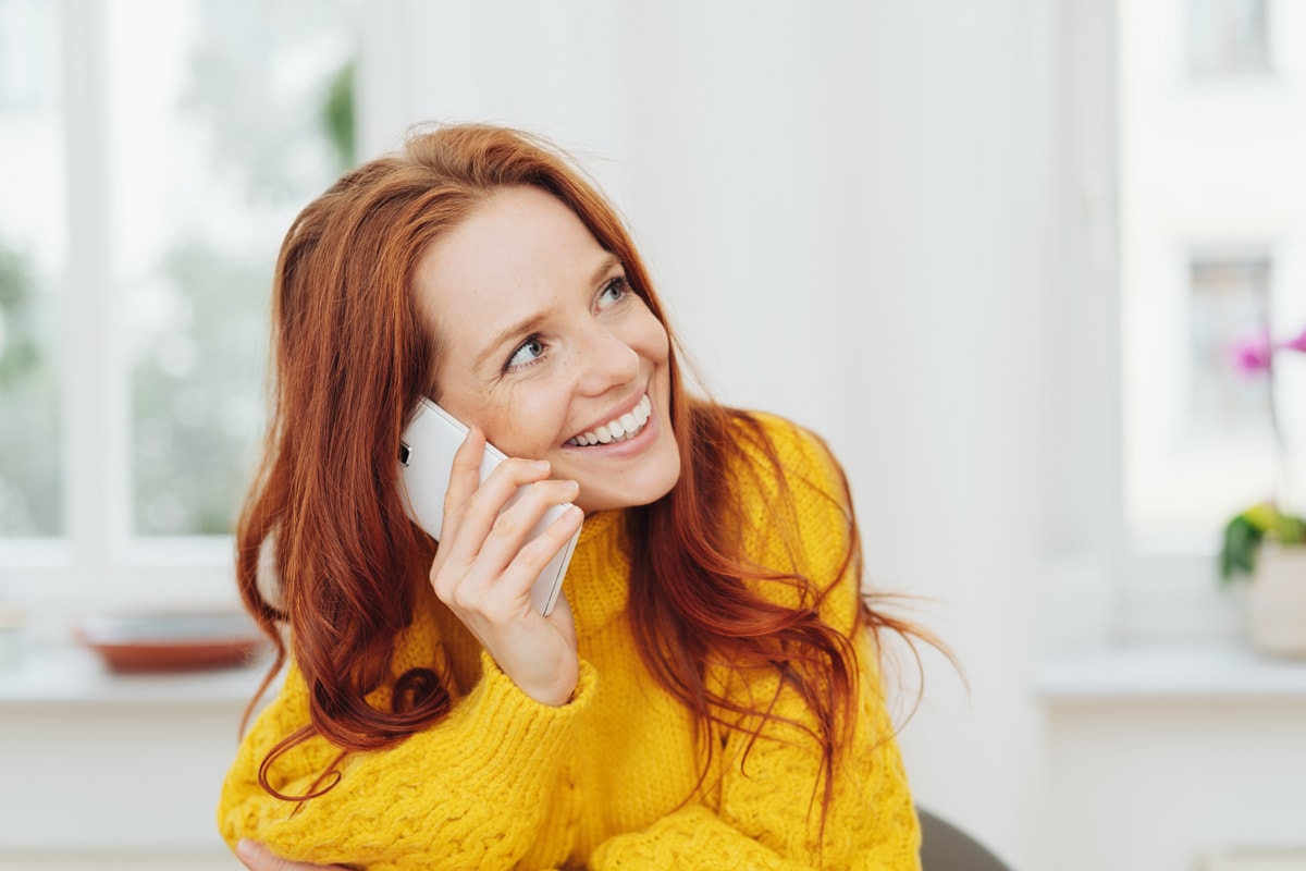 Frau telefoniert ber ihr Smartphone